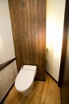 【トイレ②】
トイレのデットスペースに収納と間接照明を取り入れました。間接照明が雰囲気を演出します。